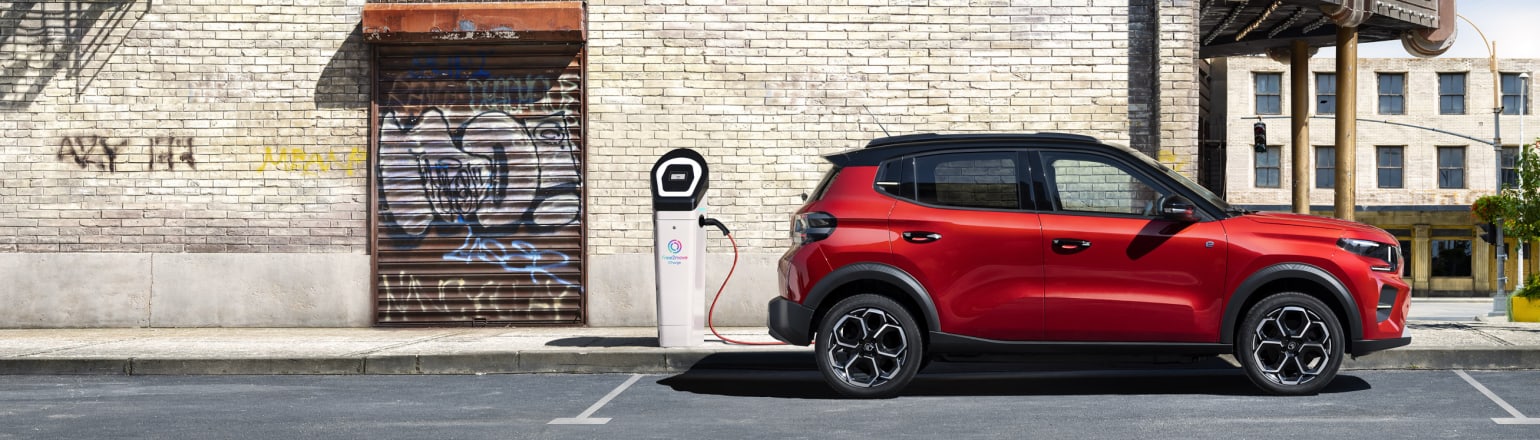 La Citroën ë-C3 2024 en cours de recharge, connectée à une borne de charge électrique moderne